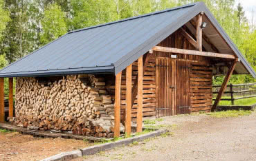Czym wykończyć ściany domku narzędziowego? Trwała i niedroga alternatywa dla drewna